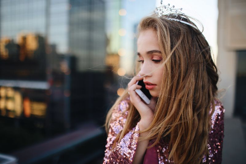 Schweigen am Telefon. Aufleg-Anruf