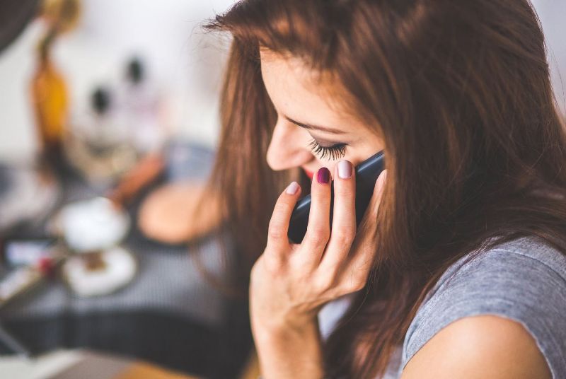 Er verdient Geld mit Telefonverkäufen.Wie ist das möglich?
